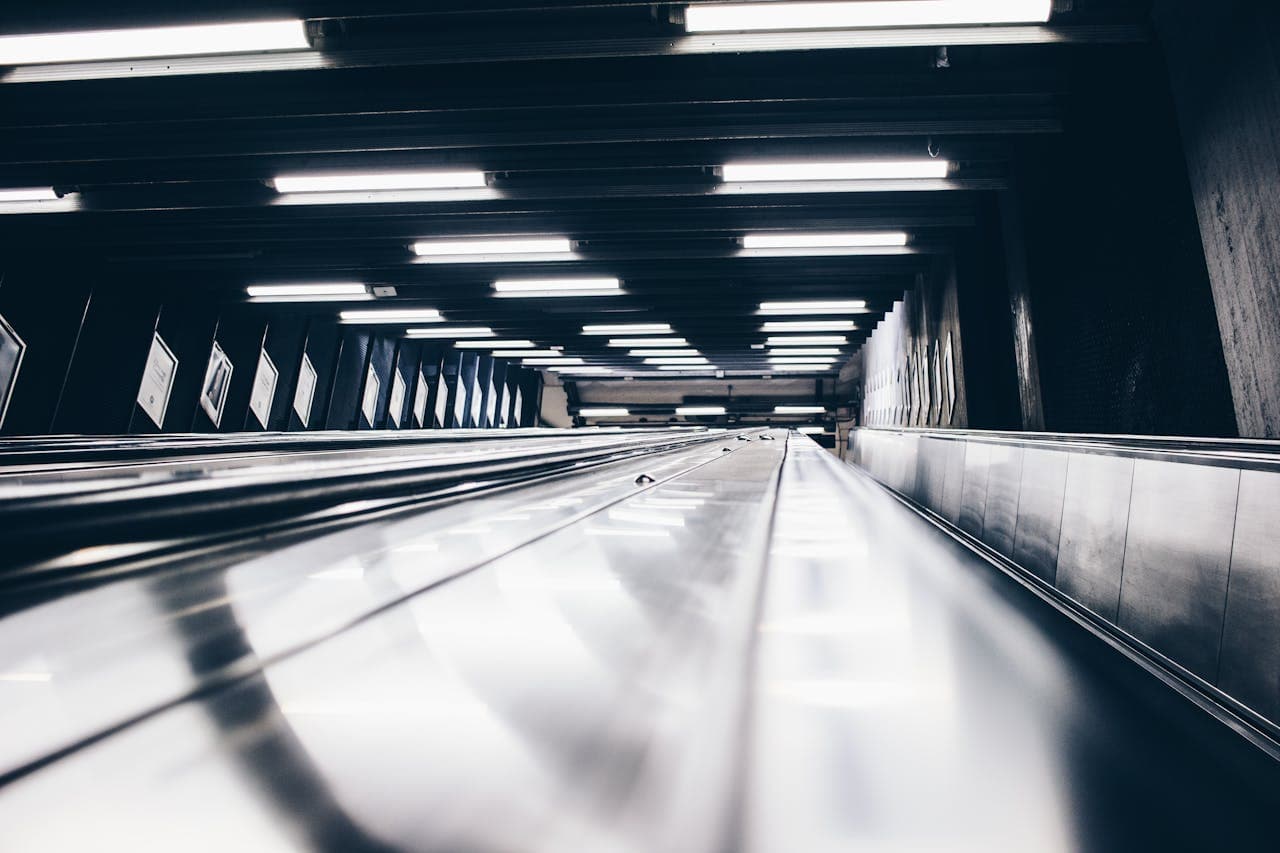 Rulltrappa i Stockholms tunnelbana – symbol för centrala konferenser nära tåg och kommunikationer