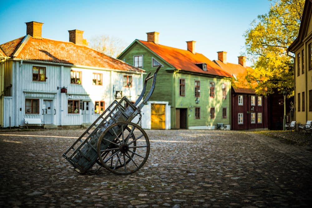 Linköping på hösten, Sverige — gyllene löv, klart väder och traditionell landsbygdsmiljö